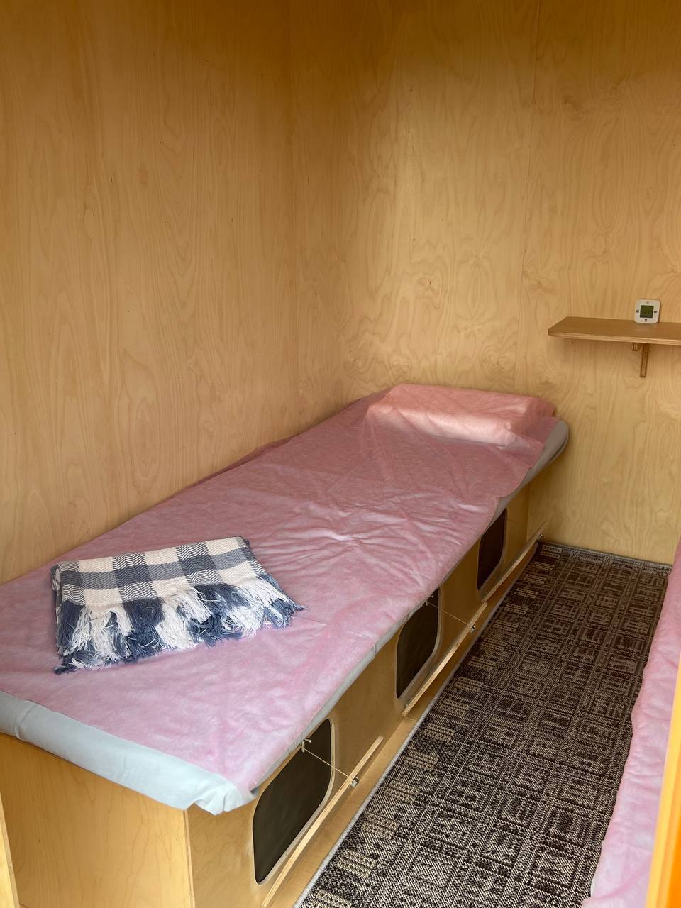 Живые ульи под лежанками APIS HOUSE